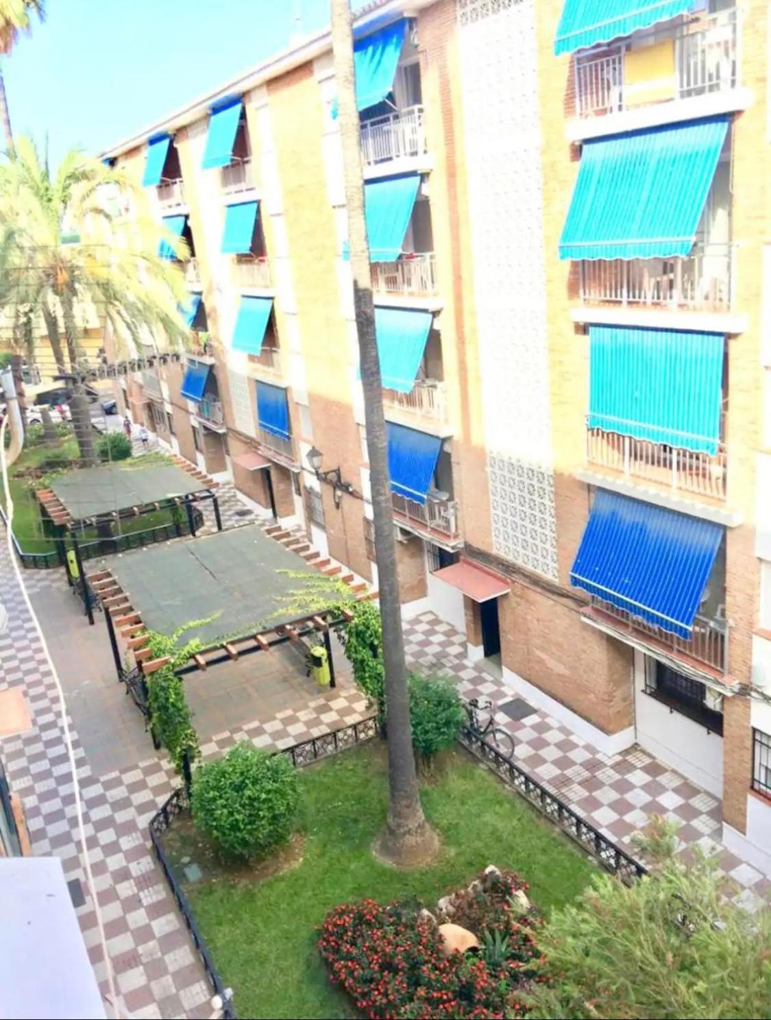 2 En Tercera Planta Sin Ascensor No Es Un Piso Entero! A Compartir Bano Y Cocina! * Fuengirola